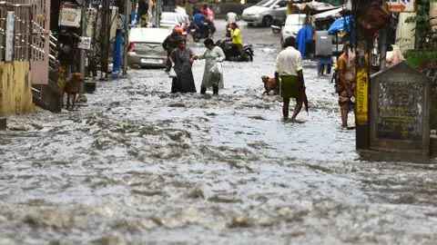 గ్లోబల్ సిటీ హైదరాబాద్ లో ఒక్క వర్షానికే వాగులుగా మారిన రహదారులు..