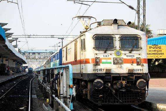 Howrah-CSMT Express : ప‌లు రైళ్లు రద్దు.. మరికొన్ని రైళ్లు దారి మ‌ళ్లింపు పూర్తి జాబితా ఇదే..