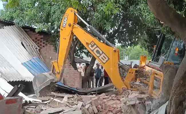 Bulldozer Action | మైనర్ బాలికపై రేప్‌ కేసులో నిందితుడి బేకరీని కూల్చేసిన ప్రభుత్వం.. Video