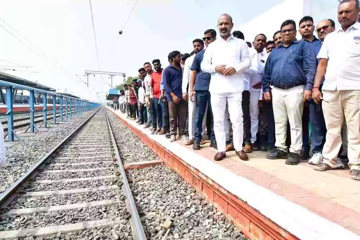 Railway Development Works : కొత్తపల్లి- మనోహరాబాద్ రైల్వే లేన్ పై క‌ద‌లిక‌