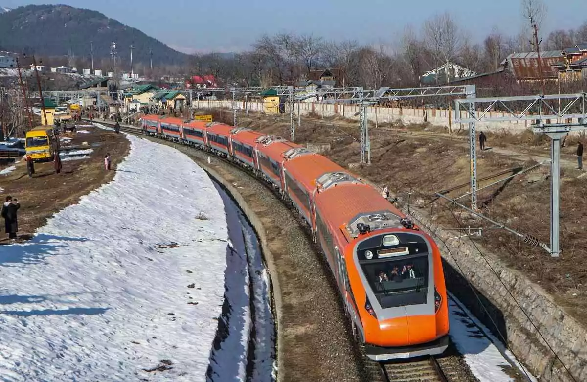 Kashmir Vandebharat | ఈ నెలలోనే కాశ్మీర్‌లో తొలి వందే భారత్ రైలు