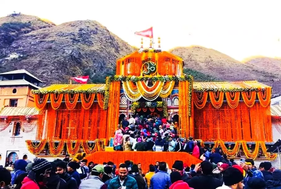 Badrinath : బద్రీనాథ్ ద్వారాలు తెరుచుకున్నాయ్.. 15 టన్నుల పూలతో అద్భుతమైన అలంకరణ చూడండి..